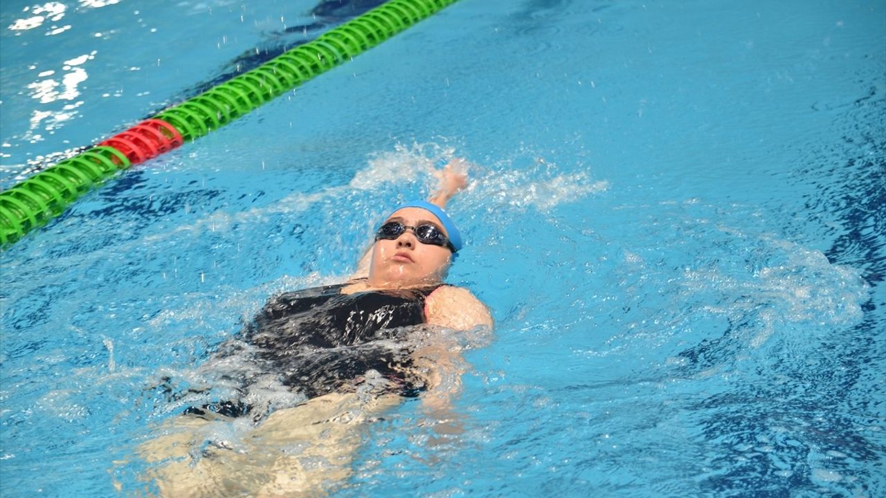 İlayda Sayın, Babasıyla Başarıya Yüzüyor