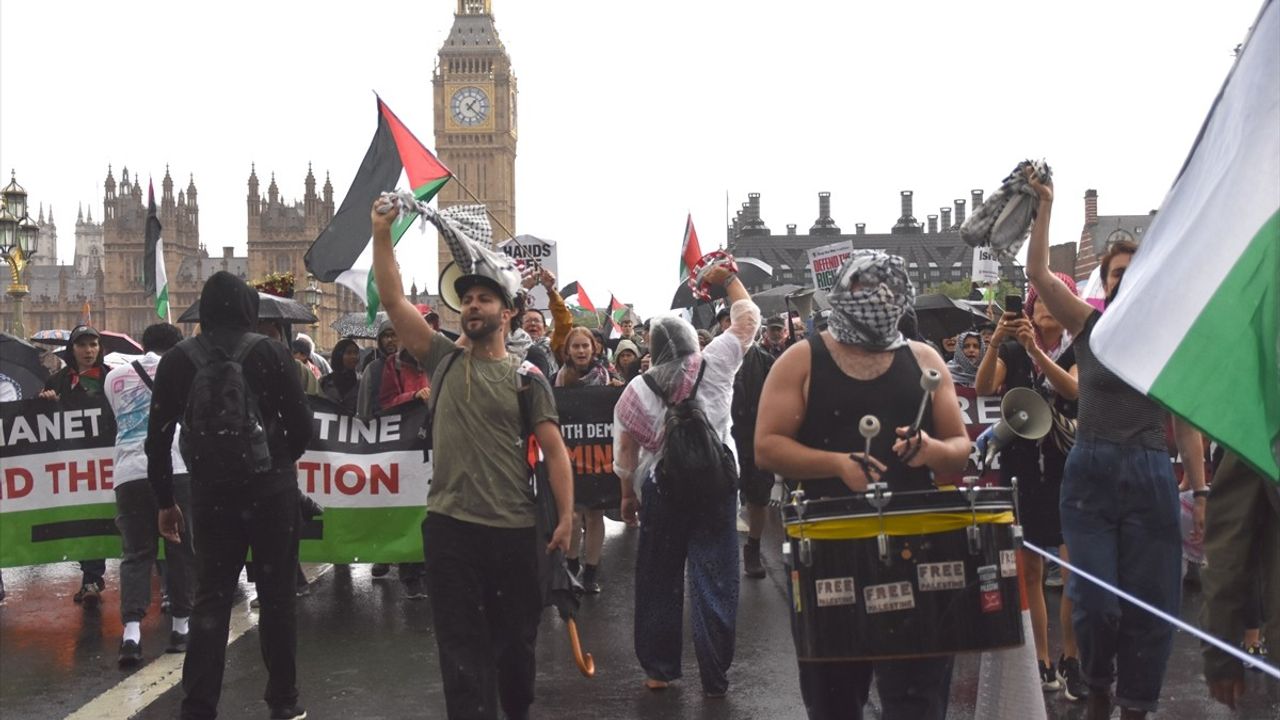 İngiltere'de On Binlerce Kişi Filistin'e Destek İçin Yürüdü
