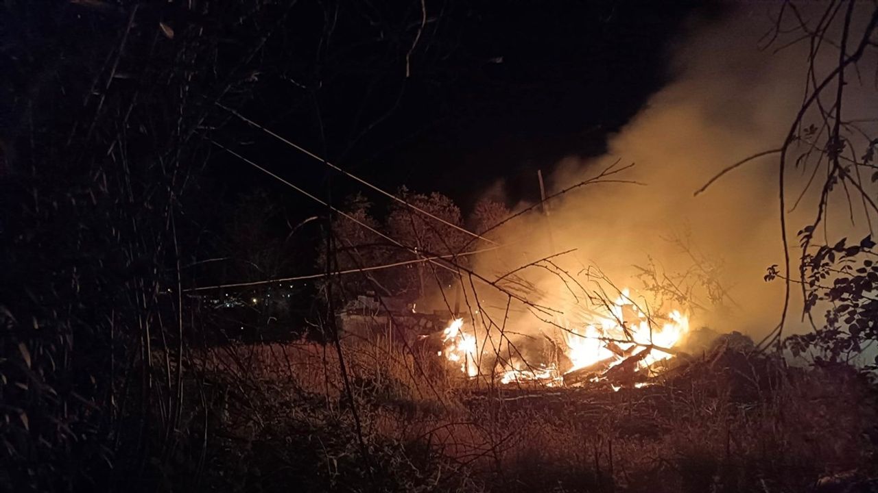 Isparta Aksu'da Yangın: Ahşap Ev Kullanılamaz Hale Geldi
