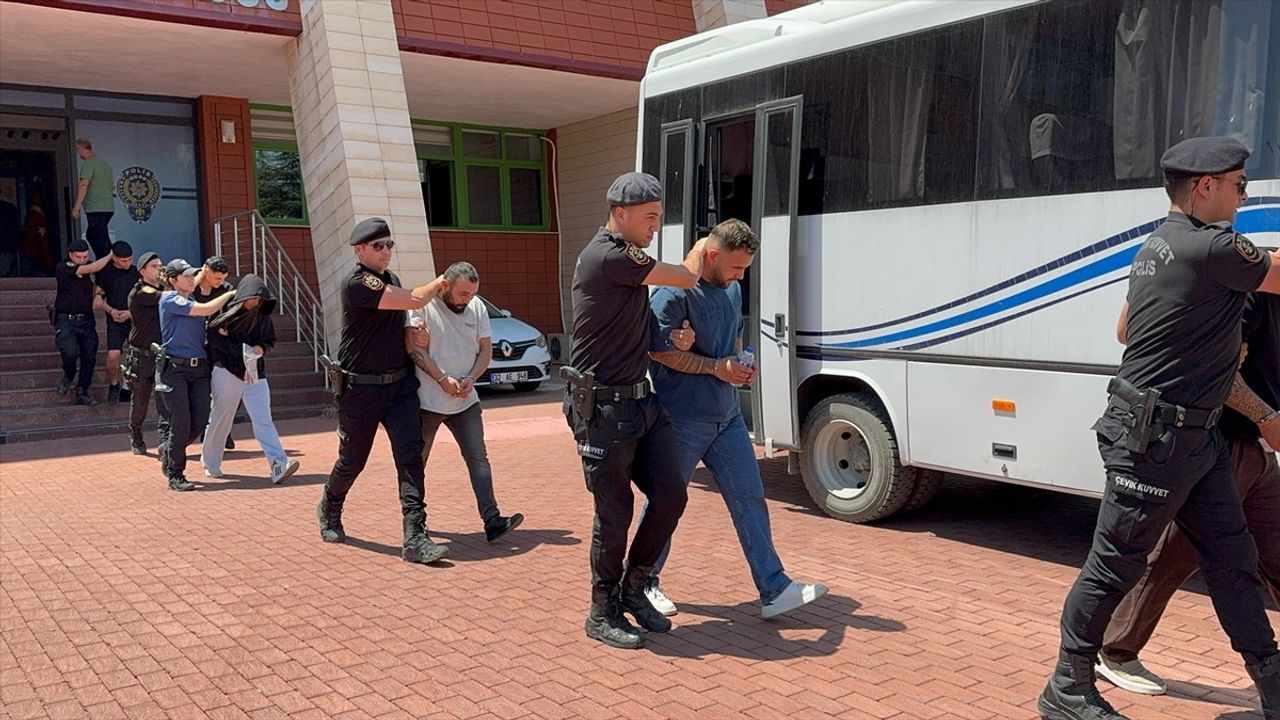 Isparta'da 'Yan Bakma' Nedeniyle Çıkan Kavga: 3 Yaralı, 2 Tutuklama