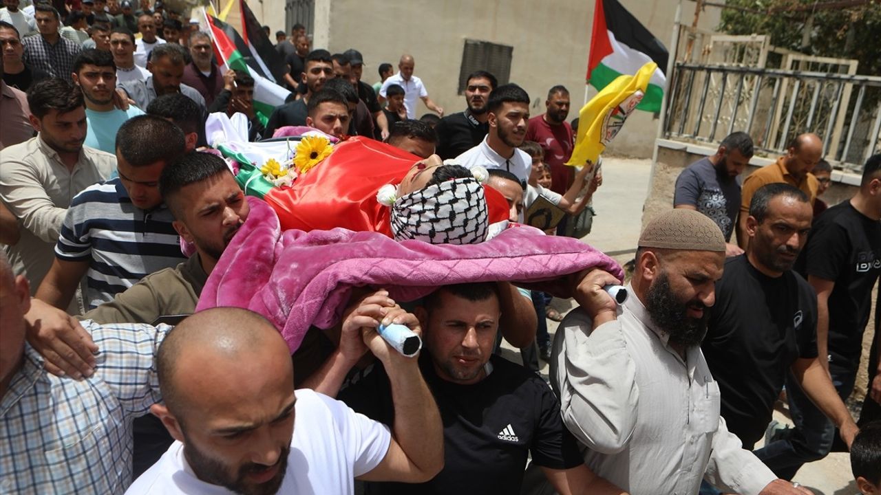 İsrail Askerleri, Batı Şeria'da İki Filistinliyi Öldürdü