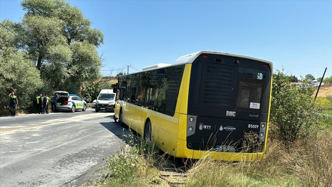 İstanbul Arnavutköy'de İETT Otobüsüyle Çarpışan Otomobilin Sürücüsü Hayatını Kaybetti