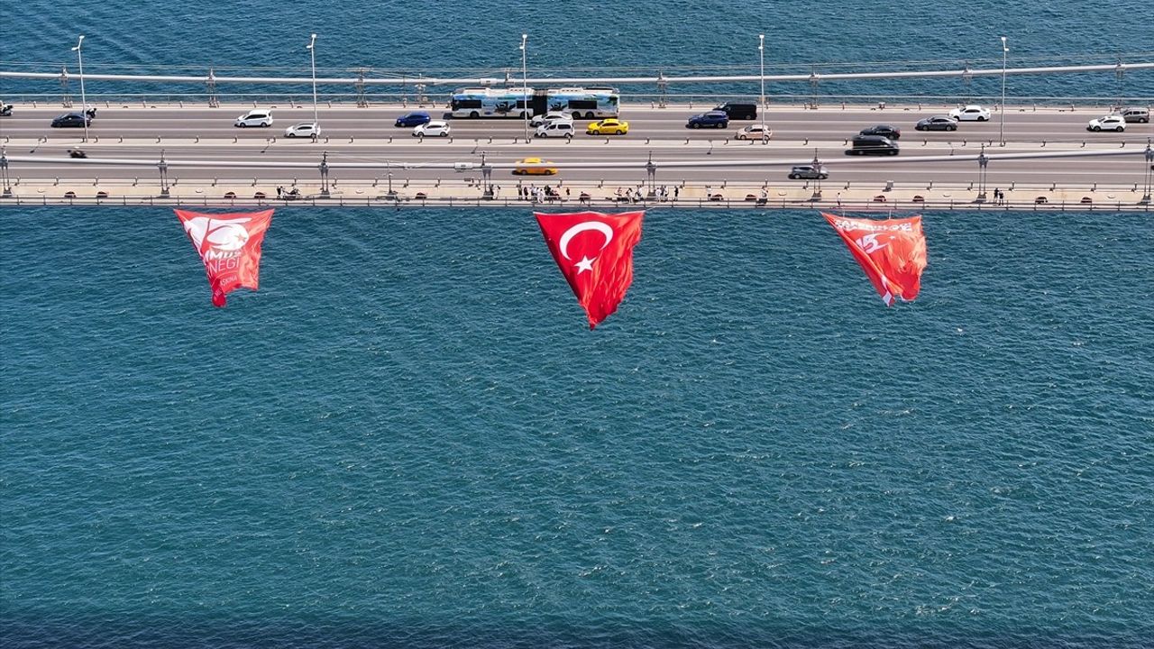 İstanbul Boğazı'ndaki Köprülere Türk Bayrağı Asıldı