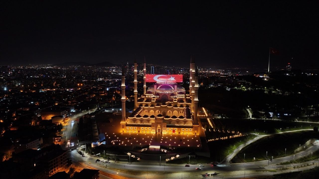 İstanbul'da 15 Temmuz'un 9. Yılında Camilerde Sela Okundu