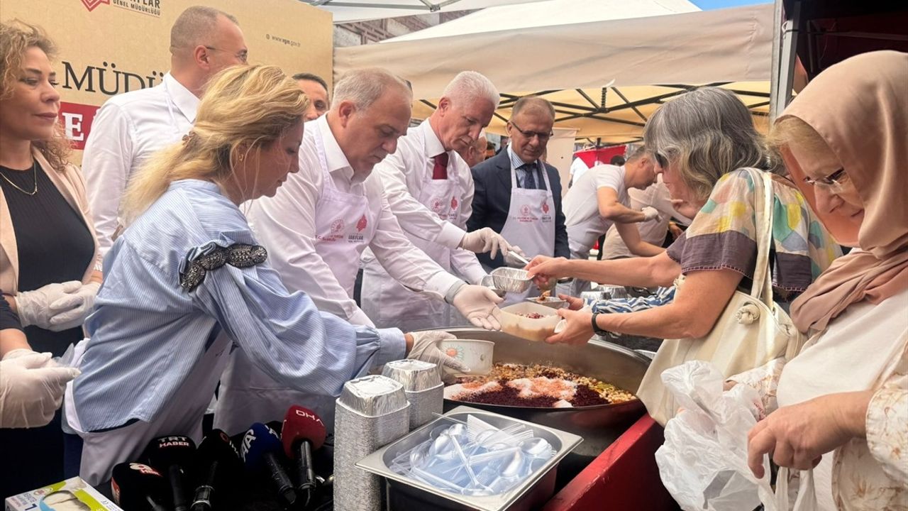 İstanbul'da 29. Geleneksel Aşure Festivali Büyük İlgi Gördü