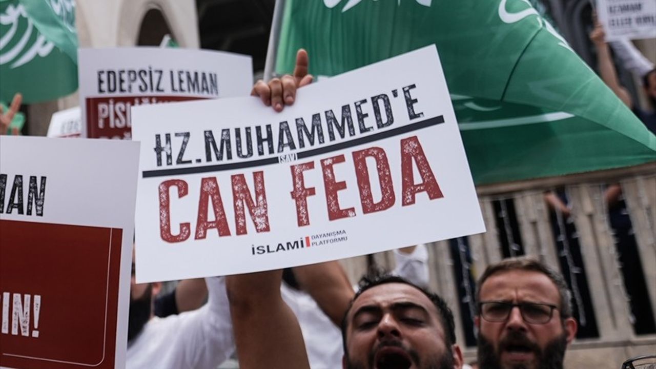 İstanbul'da Hazreti Muhammed'in Karikatürü Protesto Edildi