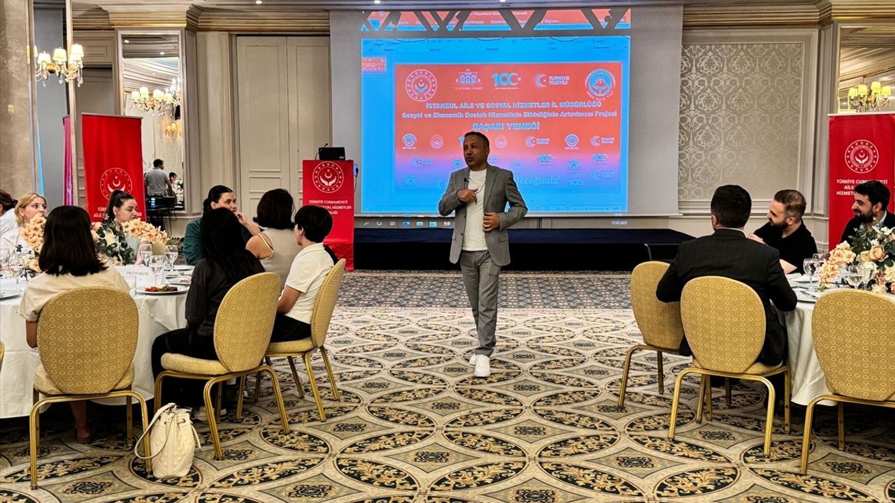 İstanbul'da Öğrencilere Motivasyon Yemeği Düzenlendi