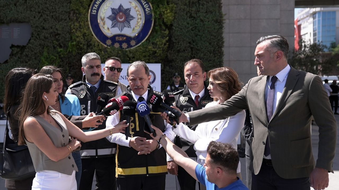 İstanbul'da Organize Suç Örgütüne Yönelik Operasyonda Ele Geçirilen Silahlar Sergilendi