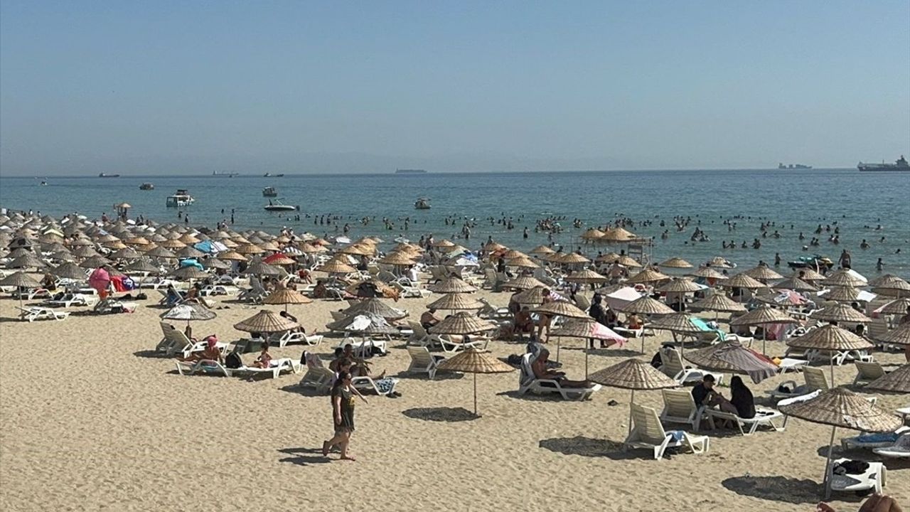 İstanbul'da Sıcak Hava Nedeniyle Sahillerde Yoğunluk Oluştu