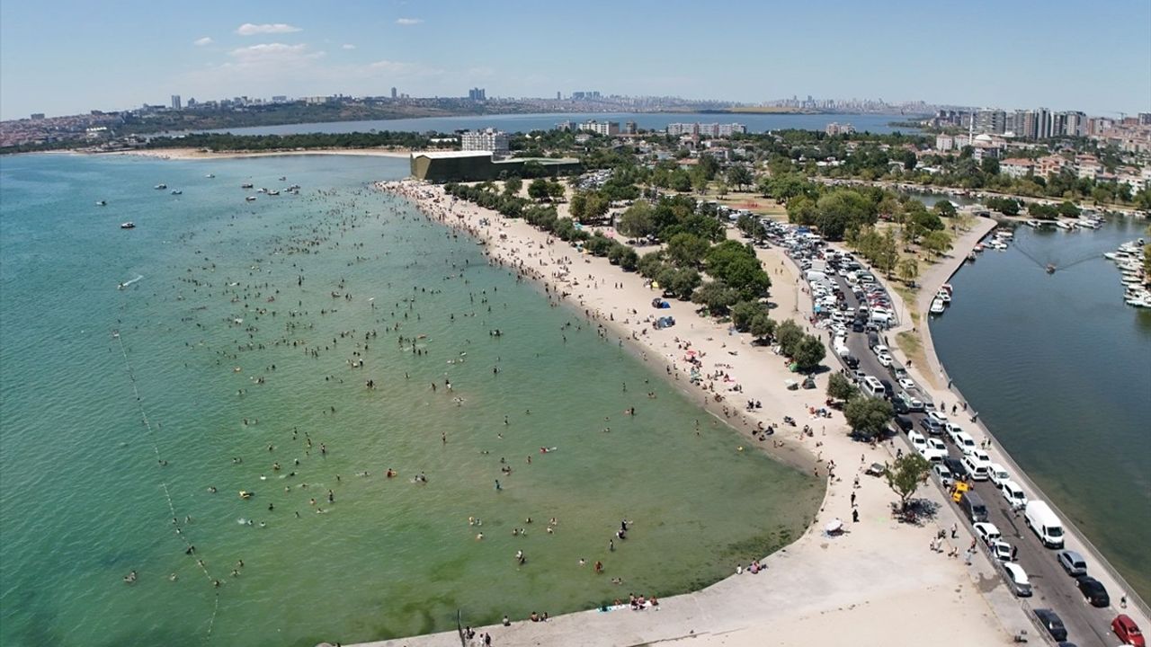 İstanbul'da Sıcak Hava Vatandaşları Sahillere Yönlendirdi