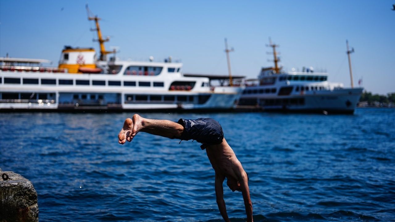 İstanbul'da Sıcak Havadan Bunalanlar Serinlemek İçin Sahil ve Parklara Akın Etti