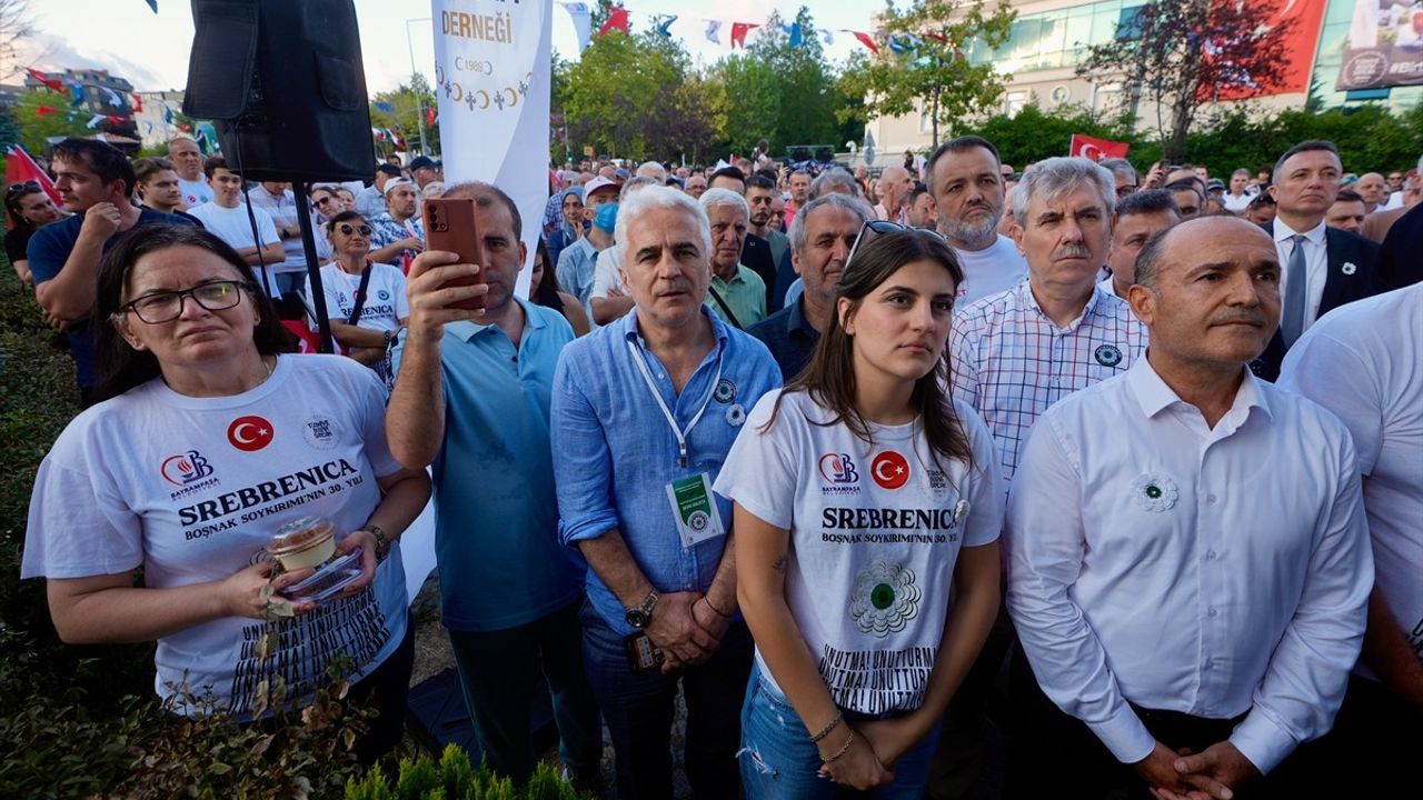 İstanbul'da Srebrenitsa Boşnak Soykırımı Anma Yürüyüşü Düzenlendi