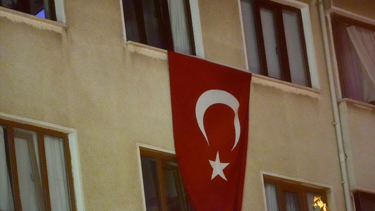 İstanbul'da 'Terörsüz Türkiye' Çağrısına Bayraklı Destek