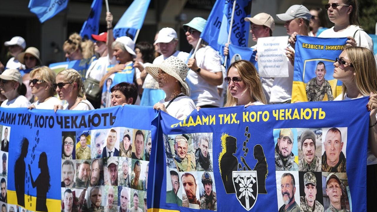 İstanbul'da Ukraynalı Ailelerden Esirlerin Serbest Bırakılması Talebi: Protesto Gösterisi Düzenlendi