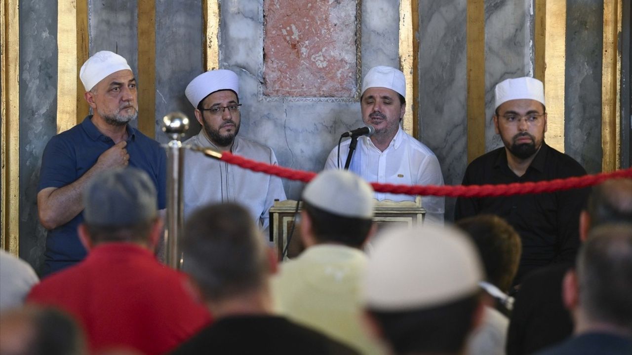 İstanbul'daki Camilerde 15 Temmuz Şehitleri İçin Mevlit Programları Düzenlendi