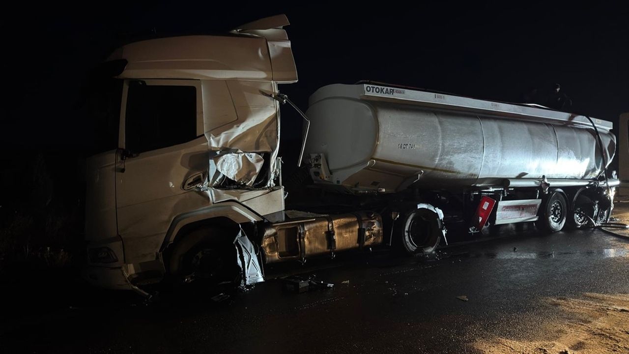 İstanbul-İzmir Otoyolu'nda Akaryakıt Tankerine Çarpan Tırın Sürücüsü Yaralandı
