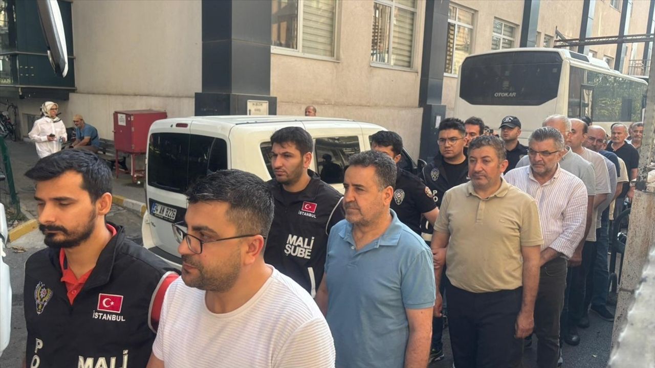 İstanbul Merkezli FETÖ Operasyonunda 51 Zanlı Adliyeye Sevk Edildi