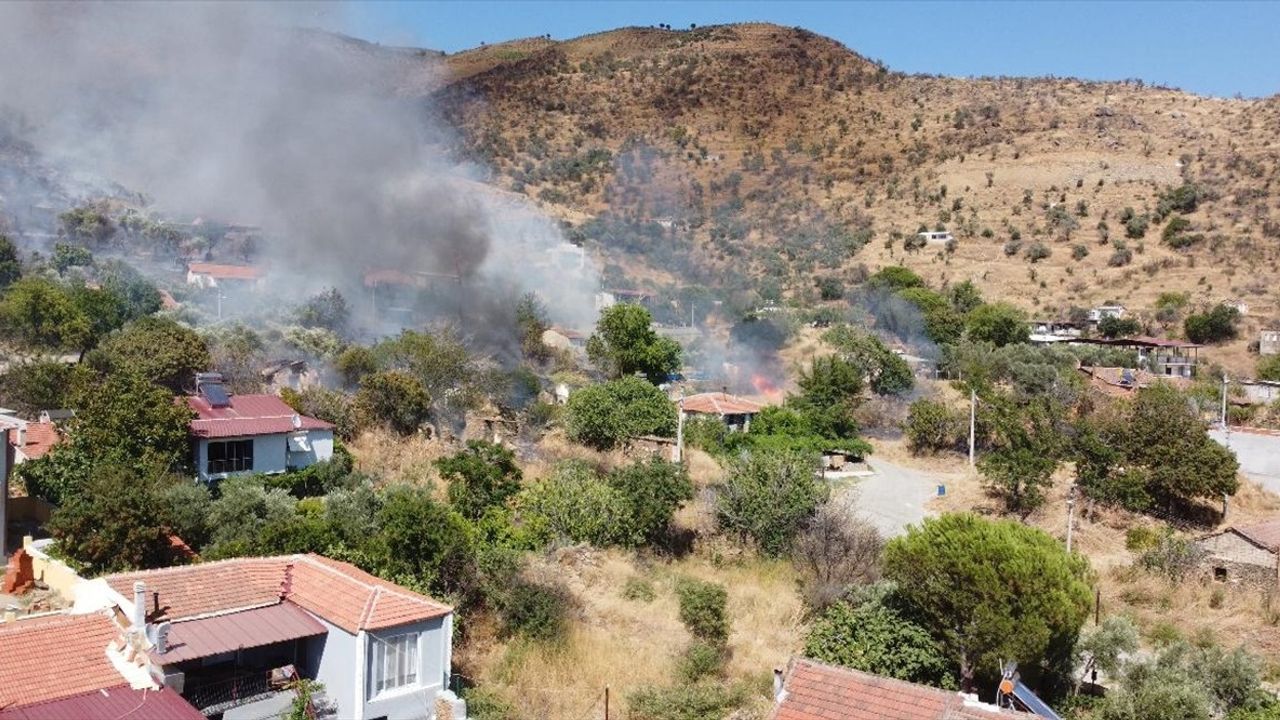 İzmir Bayındır'da Otluk Alanda Çıkan Yangın Mahalleye Sıçradı