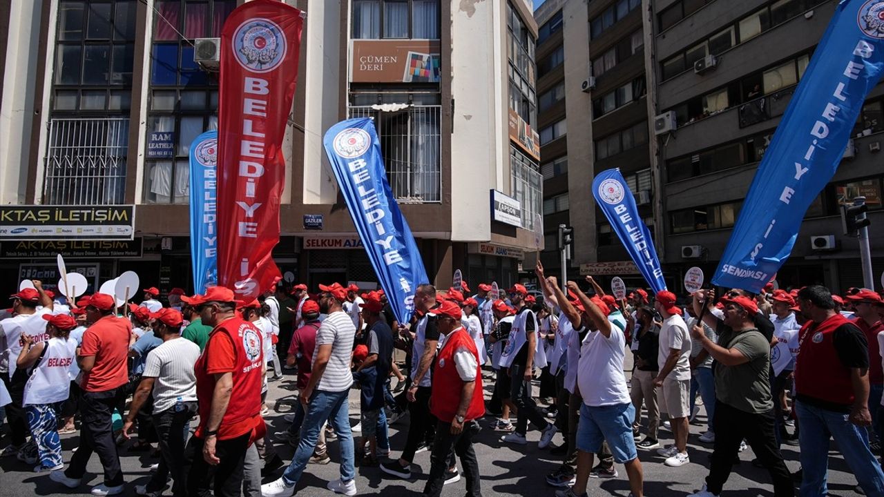 İzmir Büyükşehir Belediyesinden İşten Çıkarılan İşçiler Eylem Gerçekleştirdi