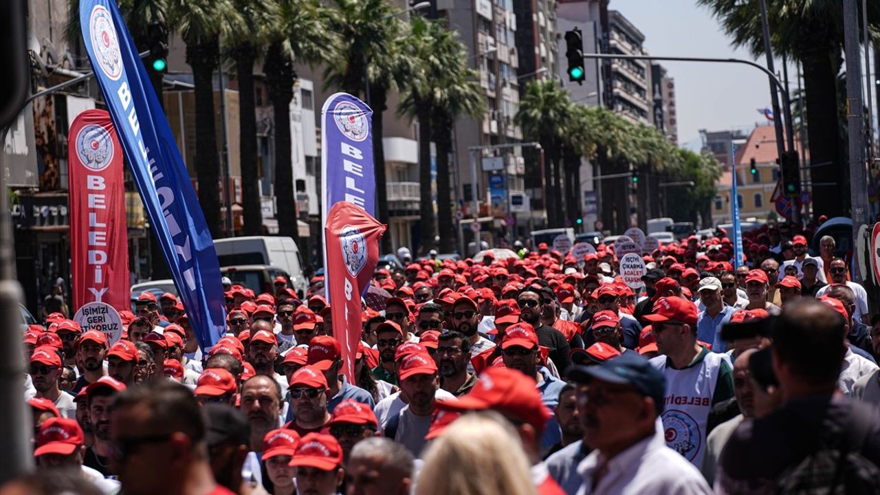 İzmir Büyükşehir Belediyesinden İşten Çıkarılan İşçiler Eylemlerine Devam Ediyor