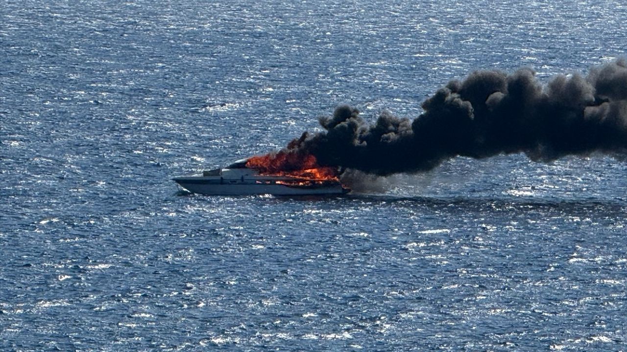 İzmir Çeşme'de Yangında Motoryat Kullanılamaz Hale Geldi