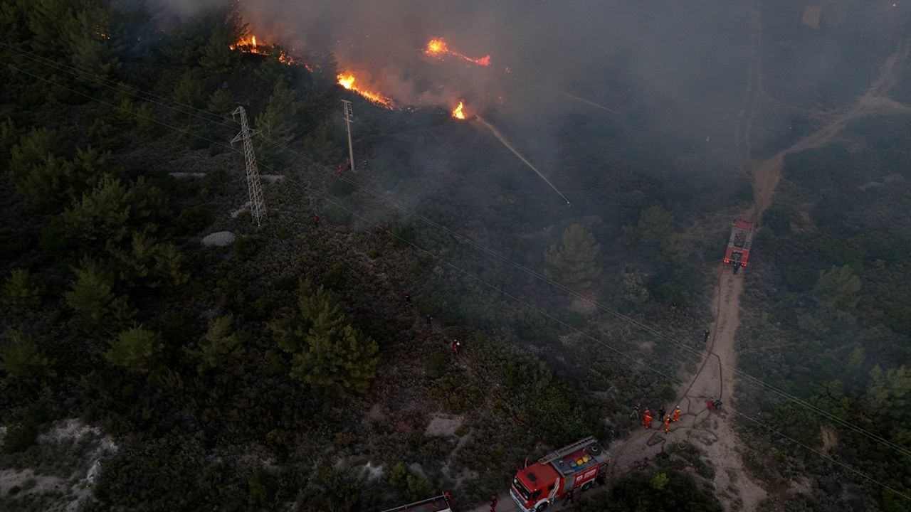 İzmir Çeşme'deki Orman Yangınına Müdahale Devam Ediyor