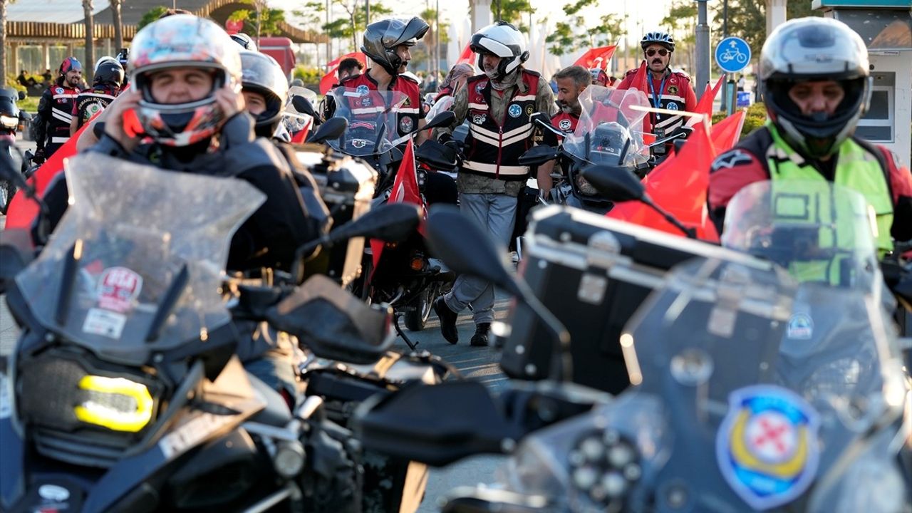İzmir'de 15 Temmuz İçin Motosiklet ve Bisiklet Turu Düzenlendi