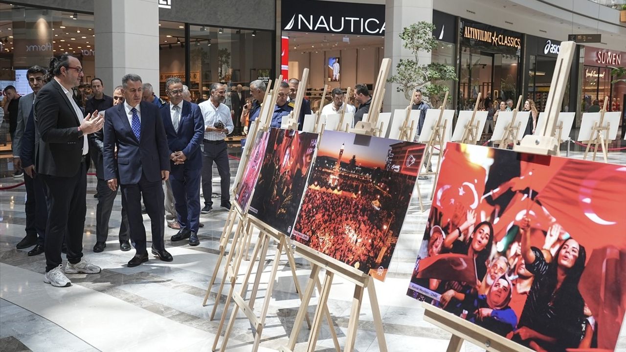 İzmir'de '15 Temmuz' Konulu Fotoğraf Sergisi Açıldı