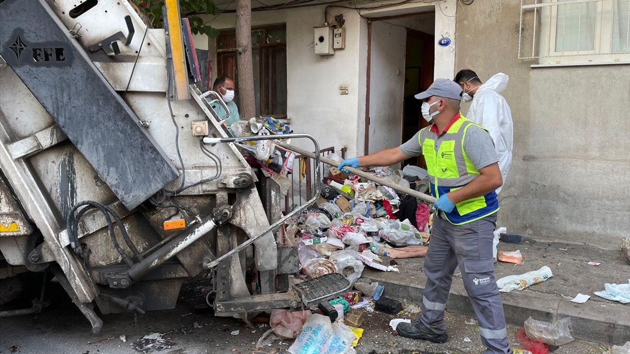 İzmir'de Çöp Ev Temizliği: Sağlıksız Koşullarda Yaşayan Aileye Destek
