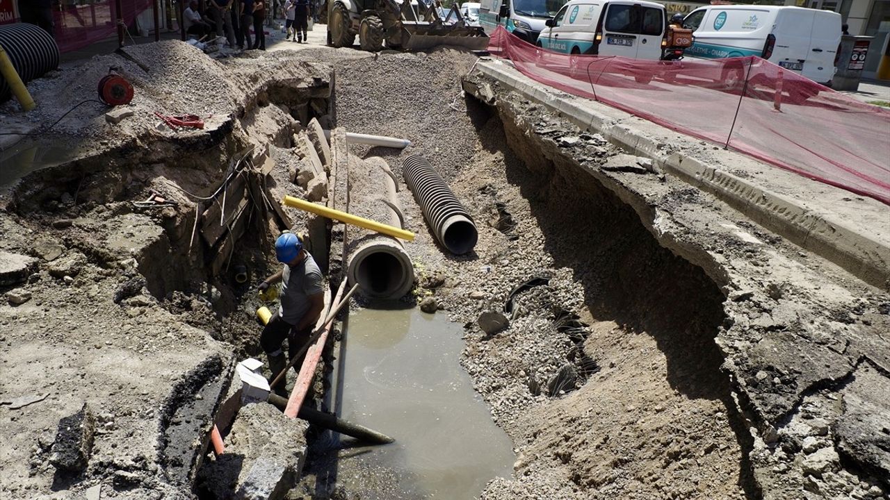 İzmir'de Doğal Gaz Borusunda Patlama: Trafikte Aksama Yaşanıyor