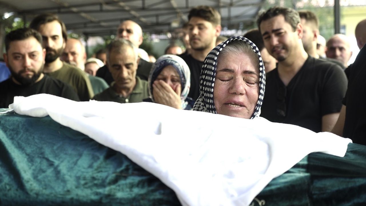 İzmir'de Eski Eşi Tarafından Bıçaklanarak Öldürülen Kadının Cenazesi Defnedildi