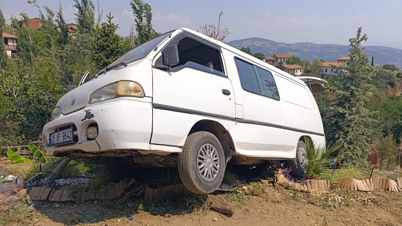 İzmir'de Freni Boşalan Panelvanın Altında Kalan İşçi Hayatını Kaybetti