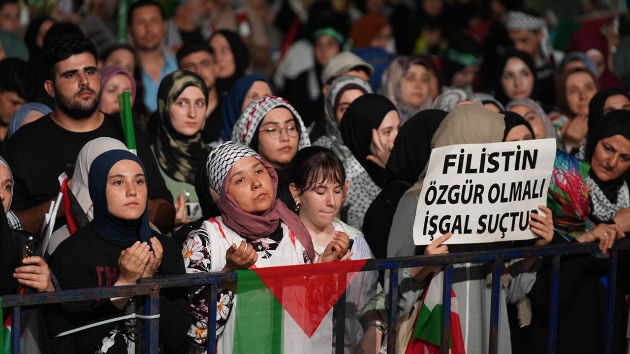 İzmir'de Gazze'ye Yönelik Saldırılara Tepki Yürüyüşü Düzenlendi