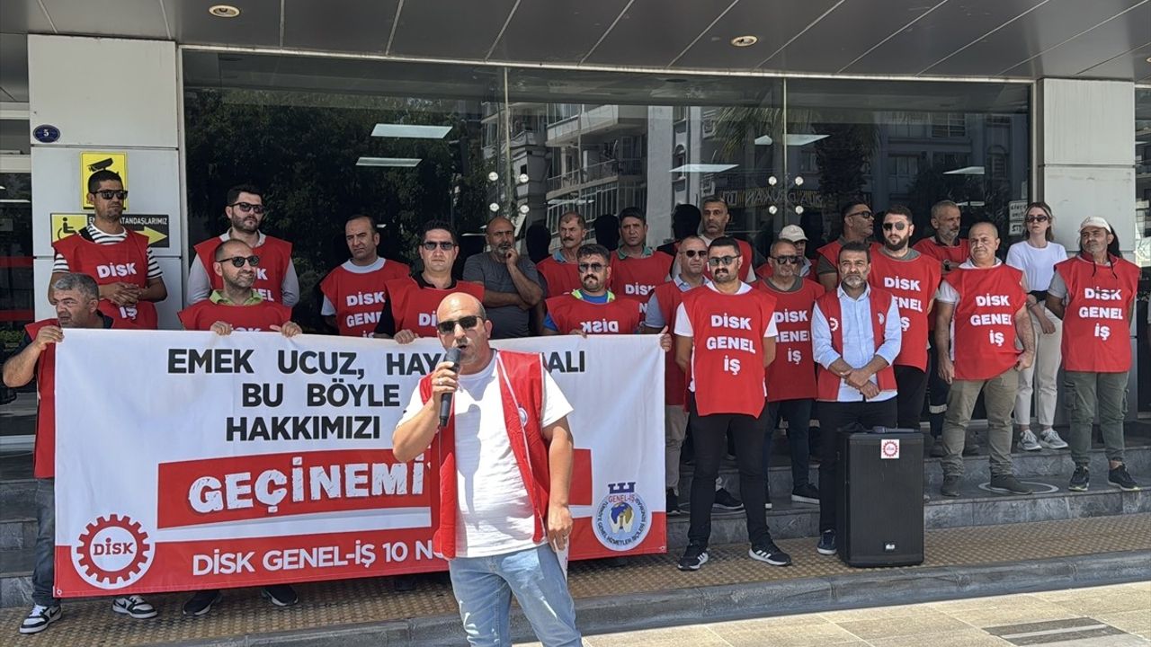 İzmir'de Karşıyaka Belediyesi İşçileri Maaş Eylemi Düzenledi