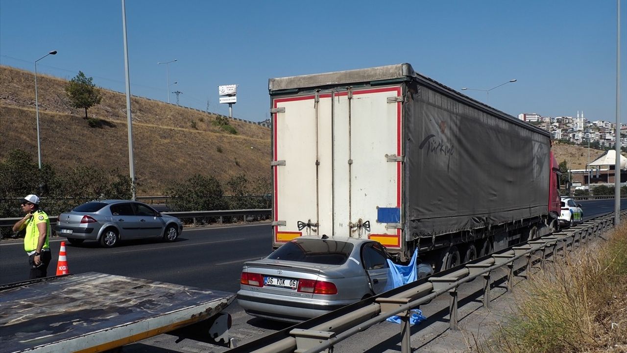 İzmir'de Tıra Çarpan Otomobil Kazası: 1 Ölü, 1 Yaralı
