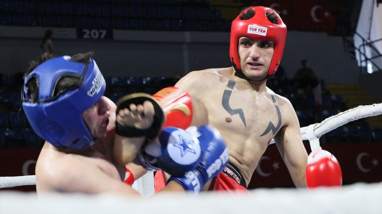 İzmir'de Türkiye Kick Boks Şampiyonası'nın Açılışı Gerçekleştirildi