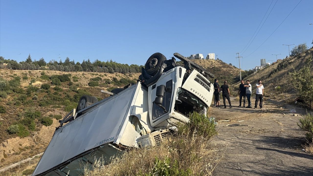 İzmir'de Uçuruma Devrilen Kamyonun Sürücüsü Ağır Yaralandı