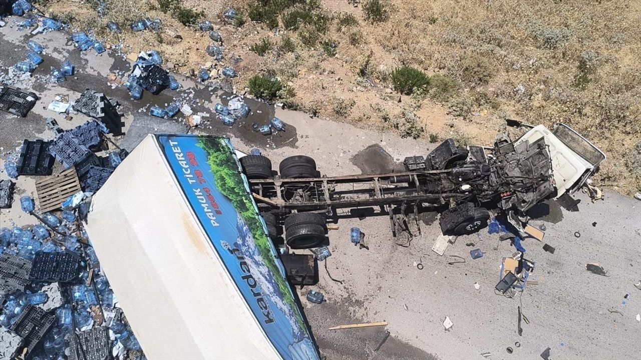 İzmir'de Viyadükten Düşen Tırın Sürücüsü Son Anda Kurtuldu