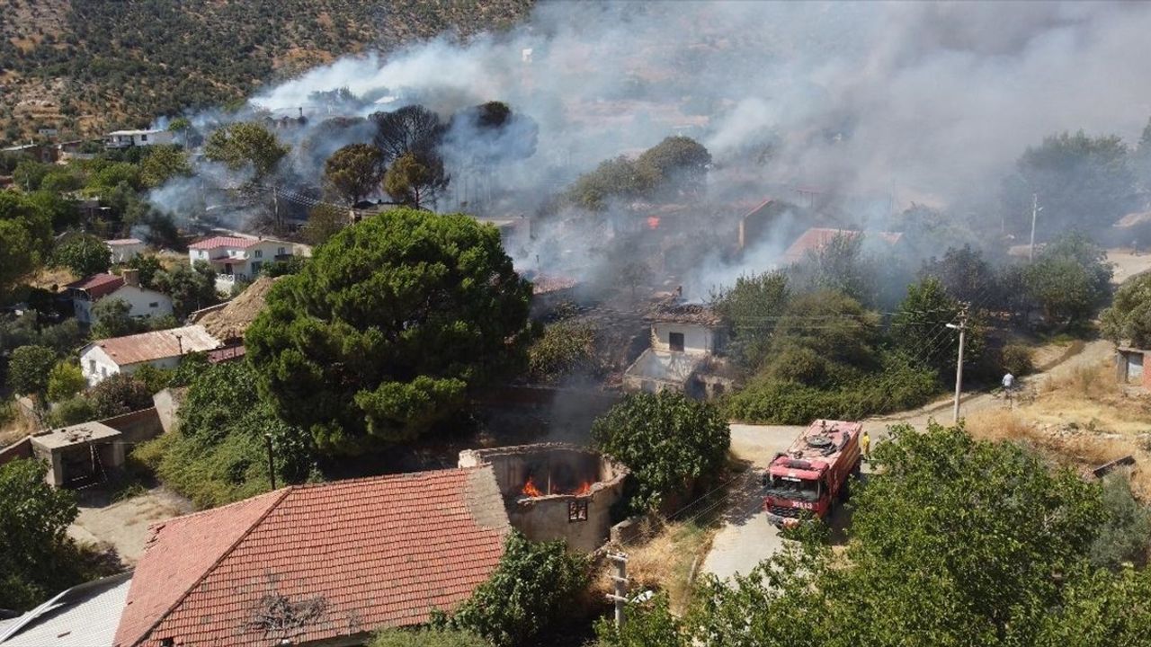 İzmir'de Yangın Sonrası Hasar Tespit Çalışmaları Başladı