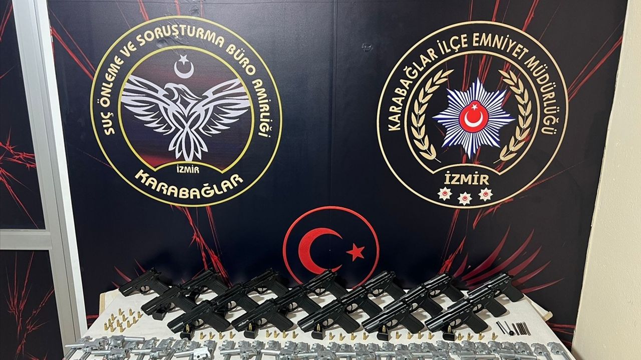 İzmir'de Yasa Dışı Silah Kaçakçılığı Operasyonu: Baba ve İki Oğlu Gözaltına Alındı
