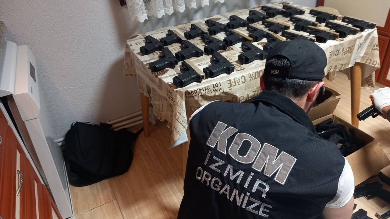 İzmir'de Yasa Dışı Silah Ticaretine Yönelik Operasyon: 9 Şüpheli Tutuklandı