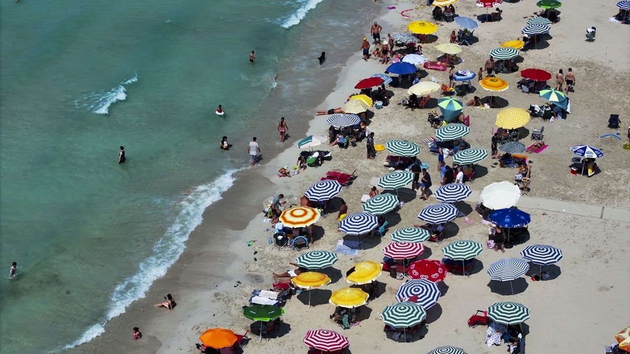 İzmir'de Yaz Sıcakları Denizi Keşfetmeyi Teşvik Ediyor