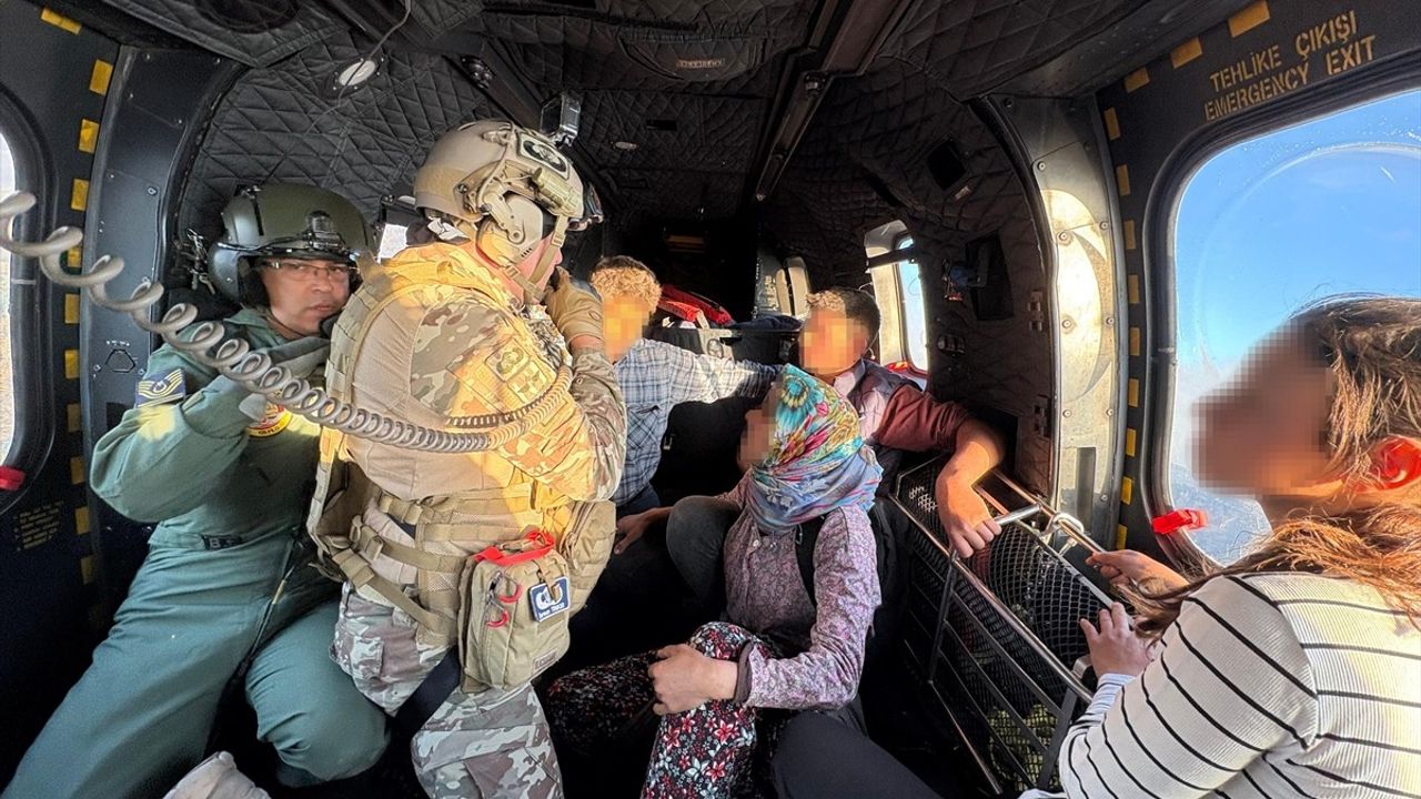 İzmir'deki Orman Yangınında Hava Kuvvetleri Ekipleri Aileyi Kurtardı