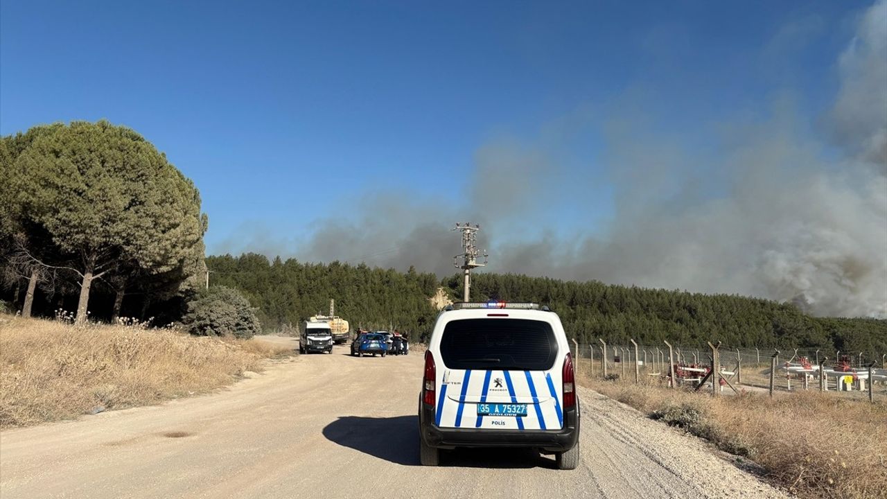 İzmir'in Buca İlçesinde Orman Yangınına Müdahale Devam Ediyor