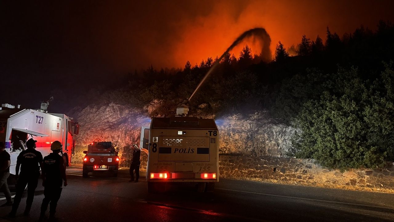İzmir'in Buca ilçesindeki orman yangınına müdahale devam ediyor