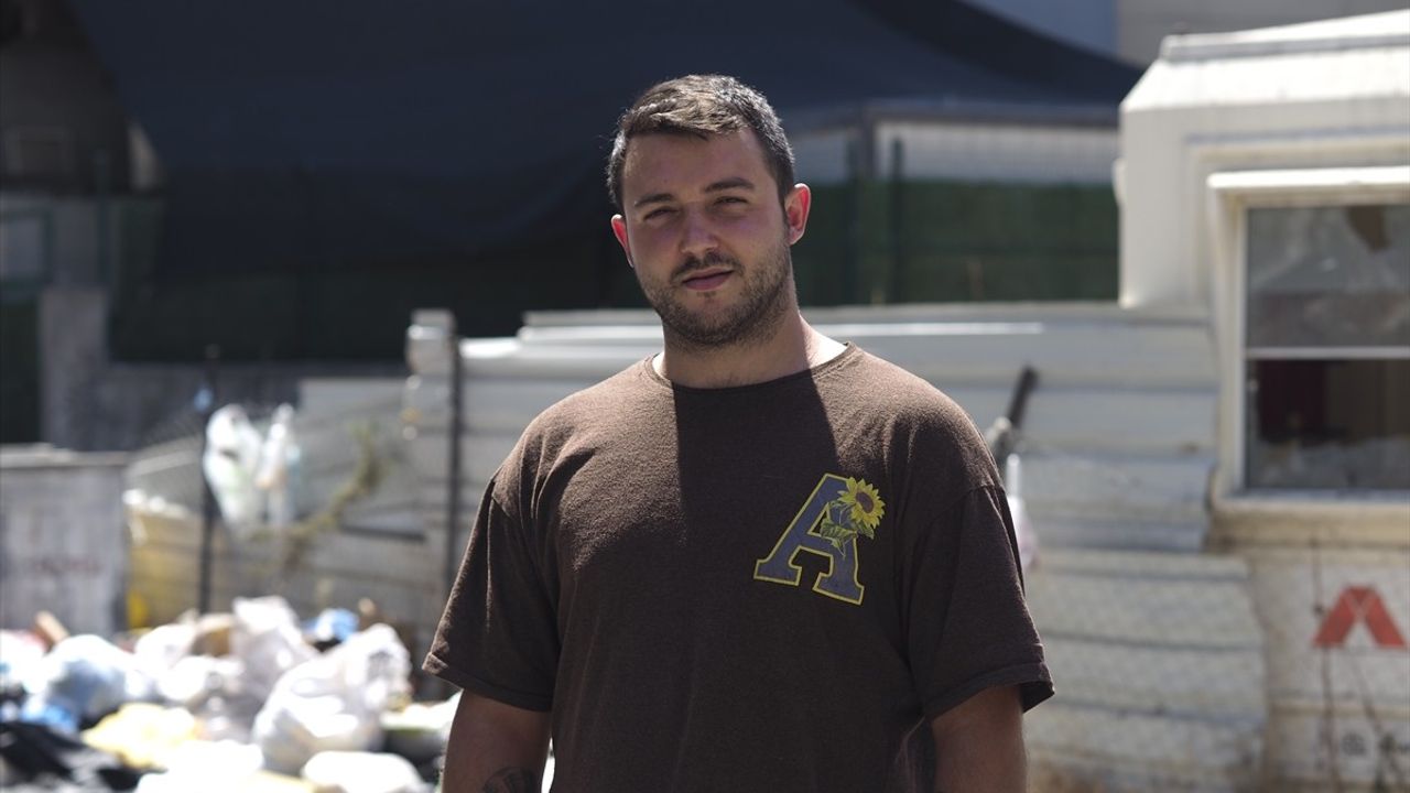 İzmir Karşıyaka'da Biriken Çöpler Vatandaşları Rahatsız Ediyor