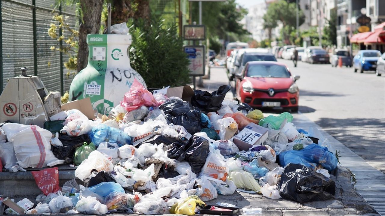 İzmir Karşıyaka'da Temizlik Araçlarının Arızalanması Çöp Yığınlarına Yol Açtı