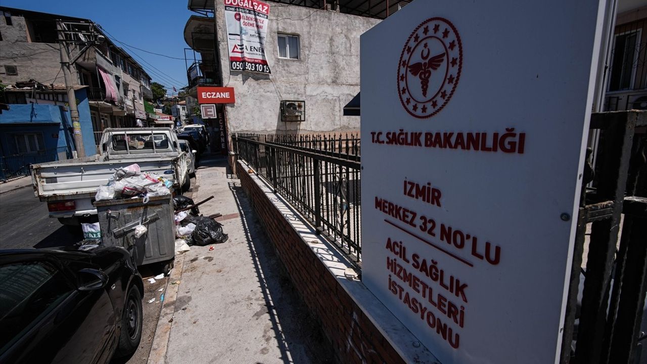 İzmir Konak'ta Çöplerin Toplanmaması Tepkilere Neden Oluyor
