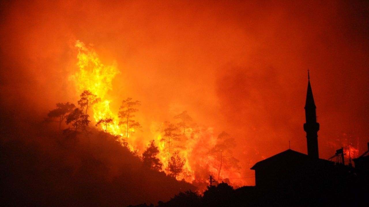 İzmir Ödemiş'te Orman Yangınına Müdahale Sürüyor