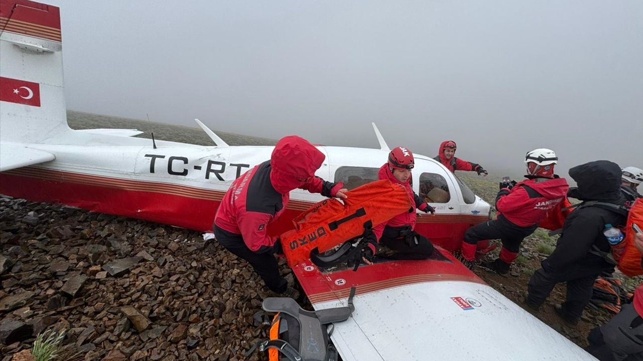 Kaçkar Dağları'nın Zirvesinde Düşen Uçağın Enkazına Ulaşıldı